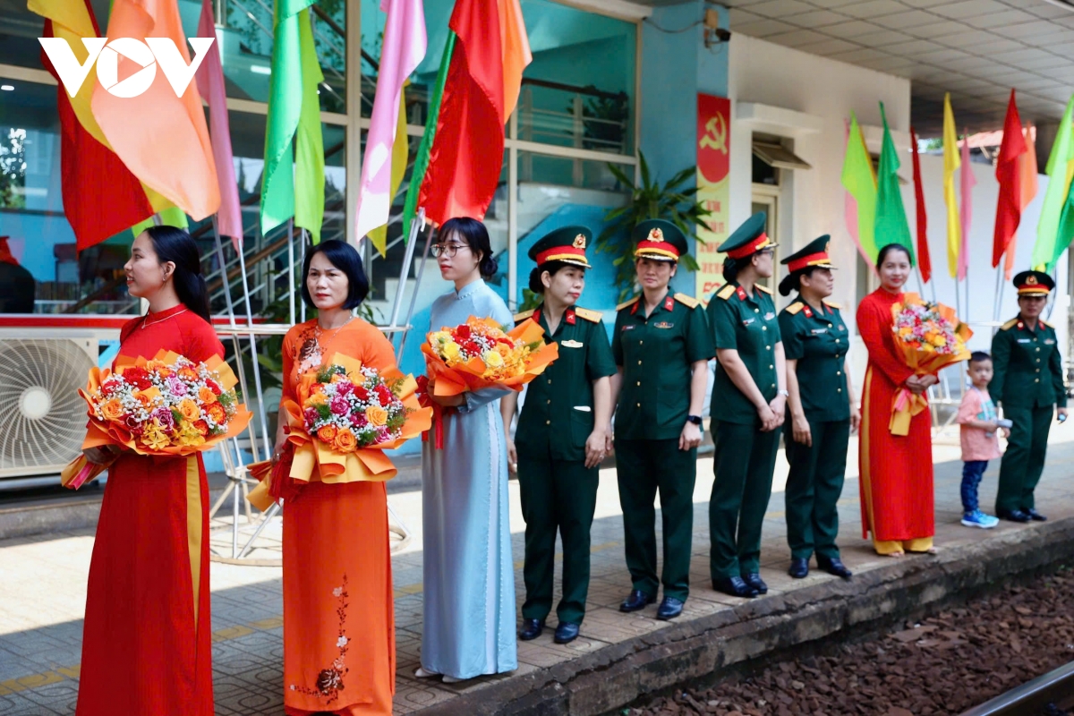 Lực lượng diễu binh đầu tiên đến ga Biên Hòa, kết thúc hành trình hơn 38 tiếng